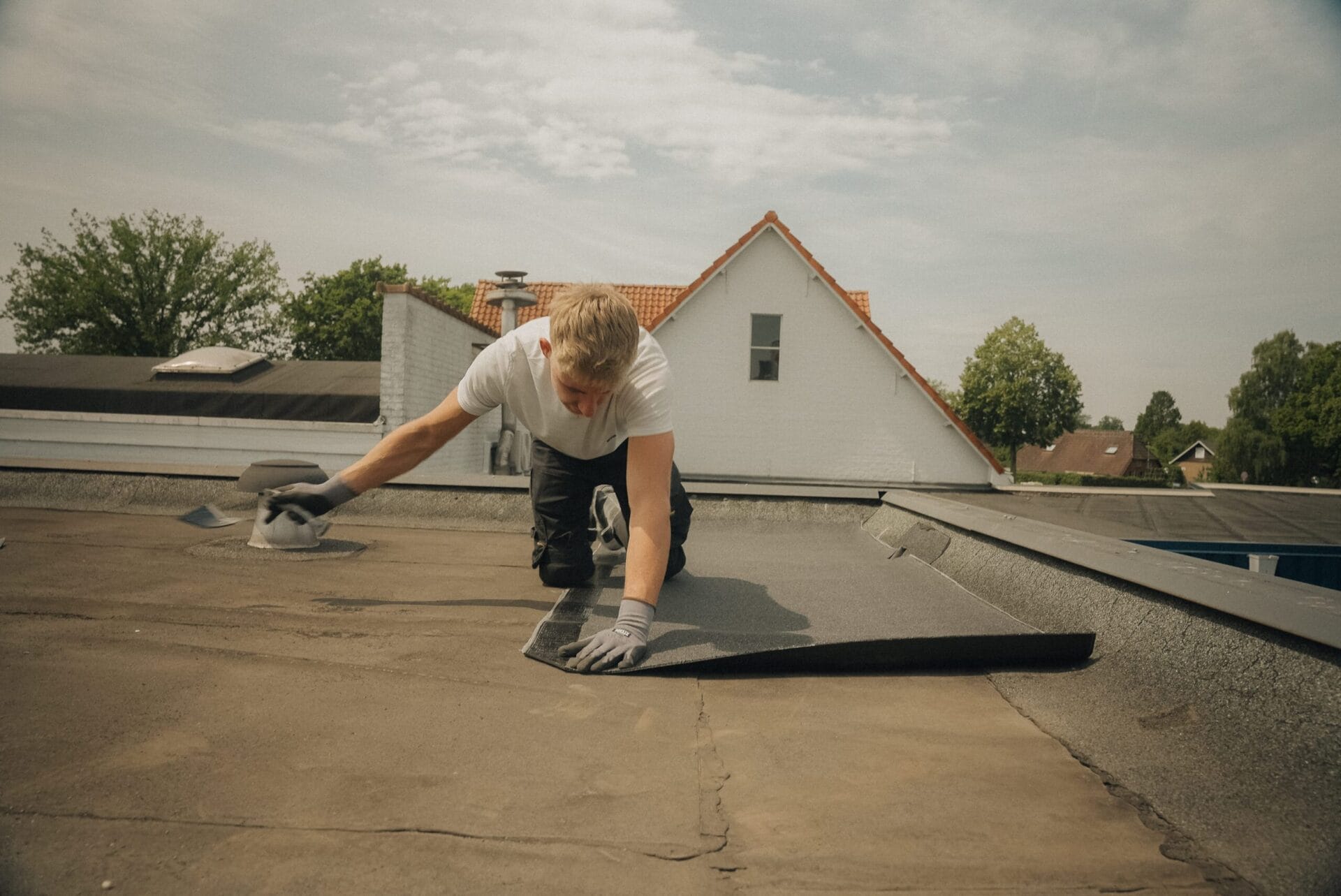 Roofiva dakdekker aan het werk op een plat dak