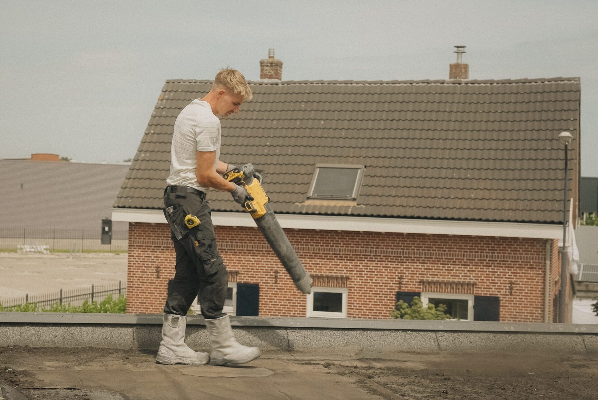 Roofiva dakdekker aan het werk op een plat dak