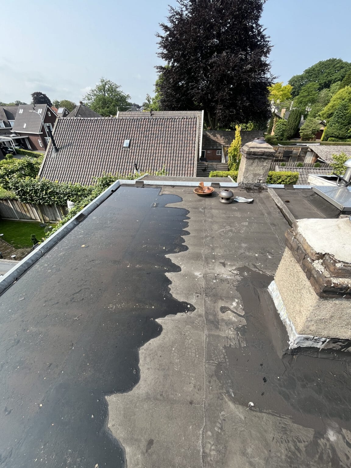 Plat dak met zichtbare schade — signaal voor dakreparatie