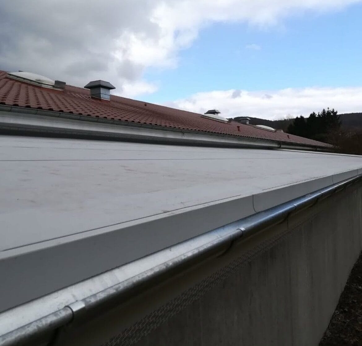 Dakgoot reparatie aan plat dak door Roofiva