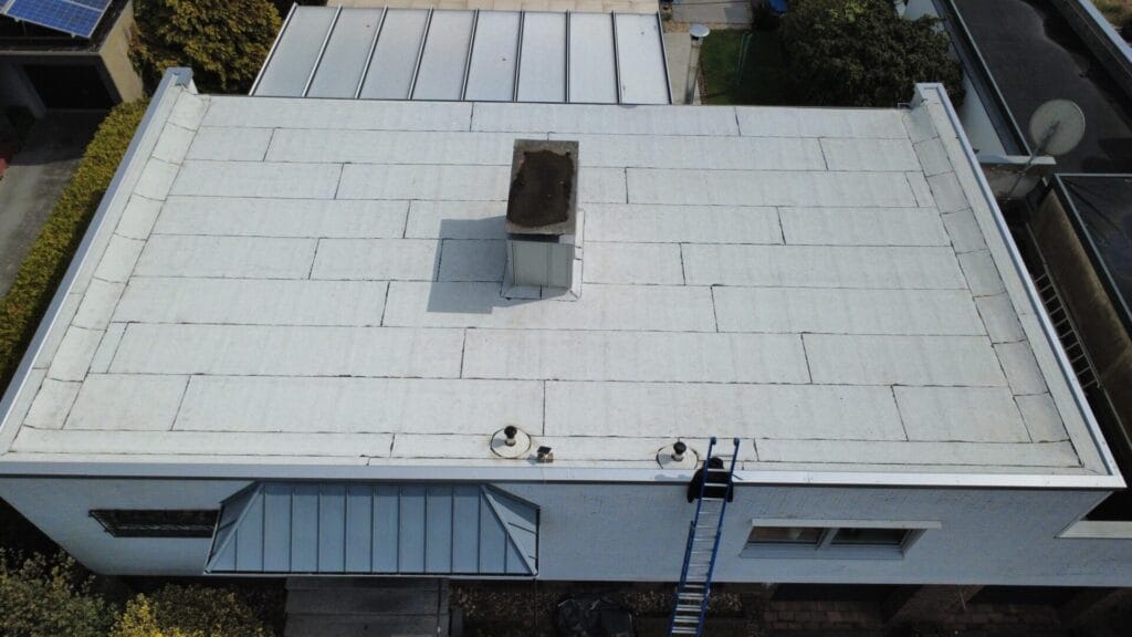Plat wit dak van een bedrijfspand na renovatie door Roofiva